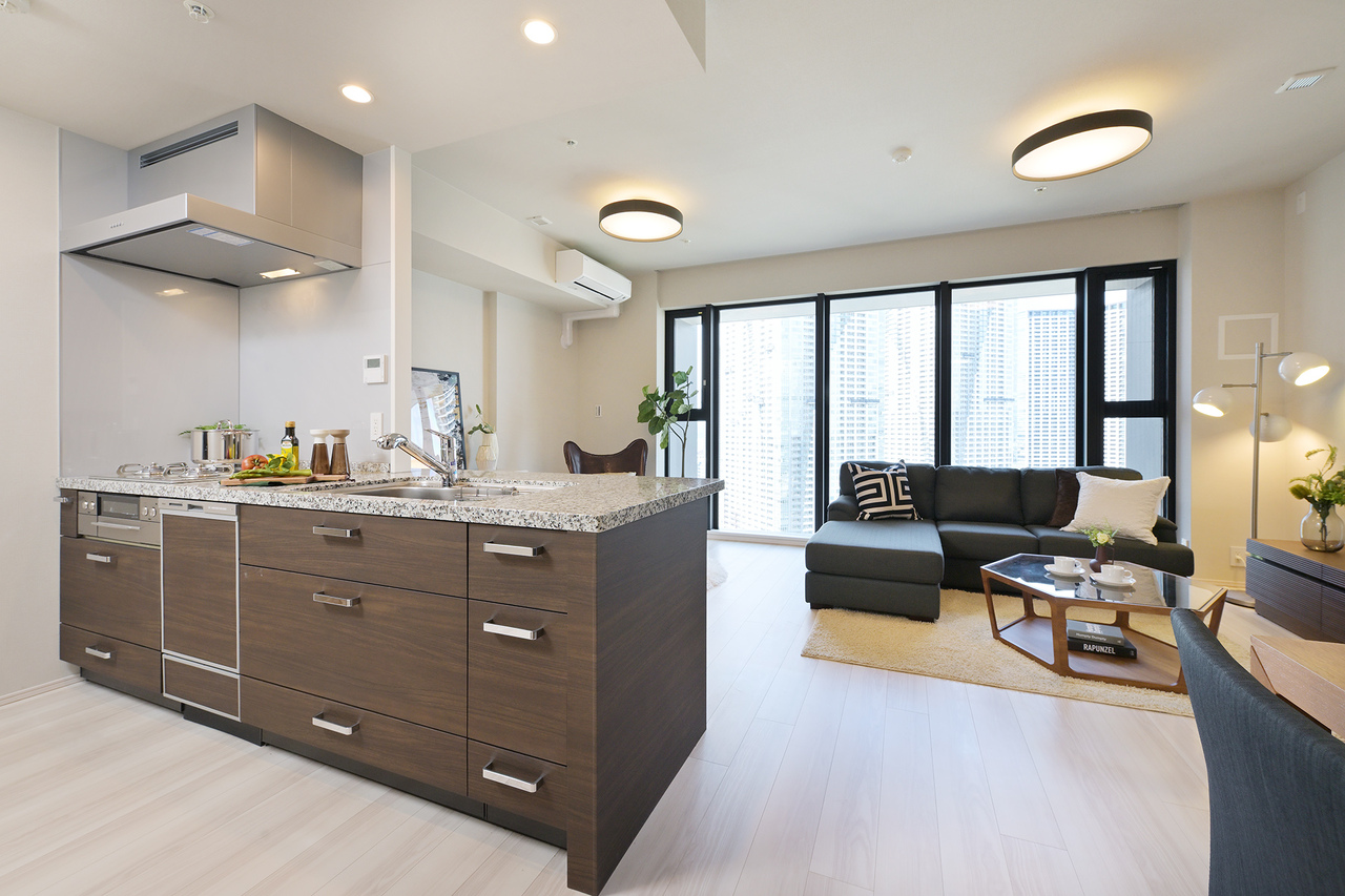 【LDK】対面式キッチンを採用しています。リビング・ダイニングにいる、ご家族の様子を見守りながら調理が可能です。