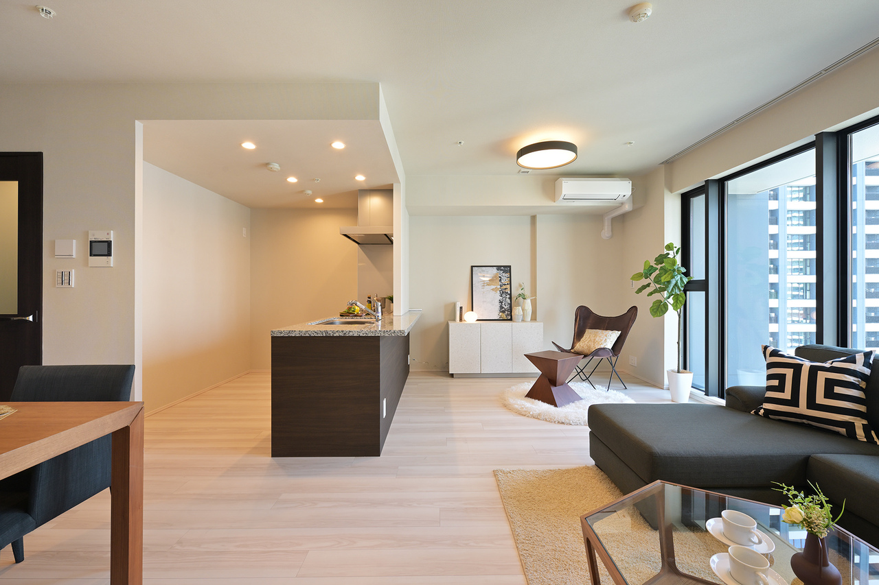 【LDK】リビングに隣接する洋室の引き戸を開放すると、約25.1帖の広々空間に。ライフスタイルに合わせてフレキシブルにお使いいただけます。