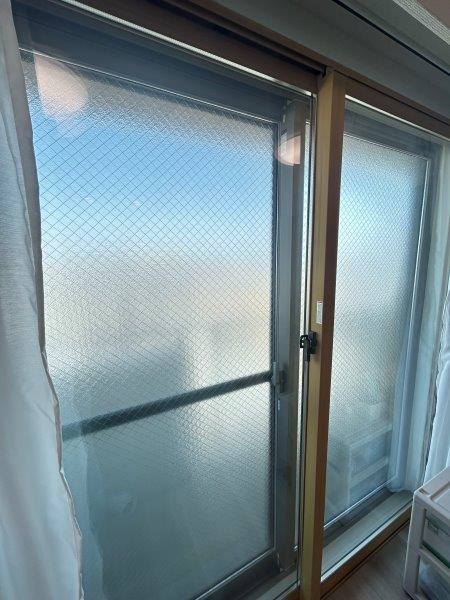 断熱性に配慮したペアガラス、二重窓を採用