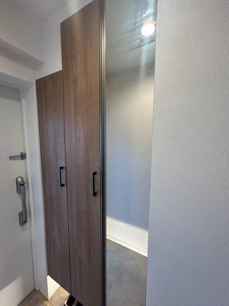 お出かけ前の身支度に便利な姿見付き