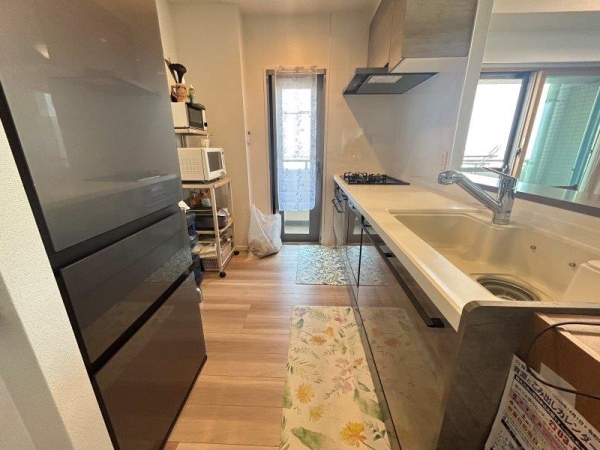 勝手口よりバルコニーへ出ることができます。