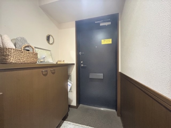 玄関からリビングが見えないため、プライバシー性が保たれます。