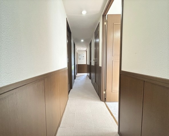 カーペットの下はフローリングとなっております。