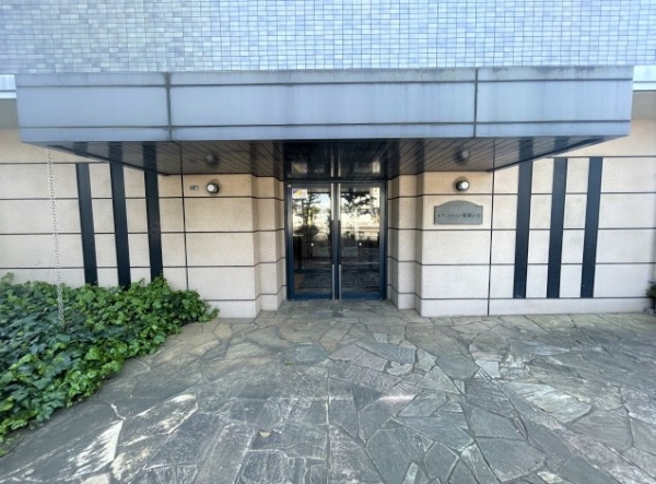 お掃除が行届いており、明るく清潔感があるエントランス。