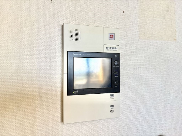 来訪者を目で確認できるTVモニター付きインターホン！