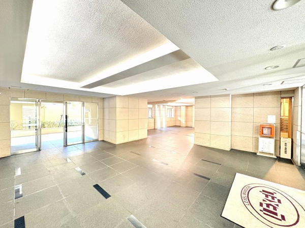 お掃除が行き届いていて、明るく清潔感があるエントランス！