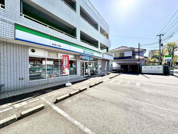 ファミリーマート牧の原二丁目店まで徒歩3分（230m）