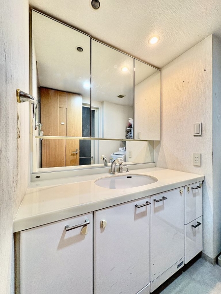 収納がたっぷり！三面鏡の洗面台となります！