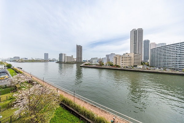 バルコニーから運河を望めます