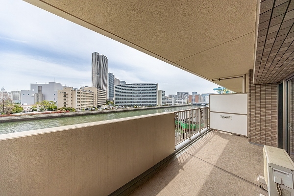 お洗濯物干しに便利な広々バルコニー