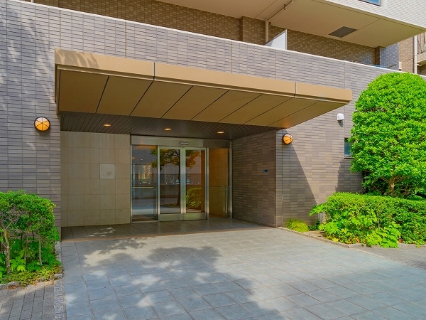 タイル張りの重厚感あるエントランス