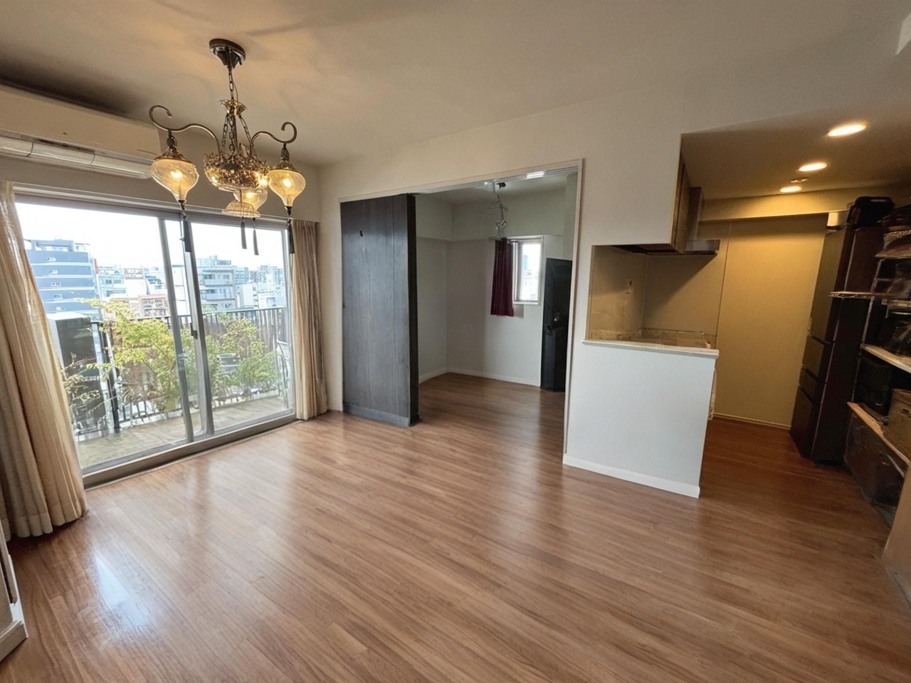 ※実際のリビングを撮影したものに、ＣＧ加工処理で家具などを消し込みしております。現状有姿でのお取引となりますので実際とは異なります。