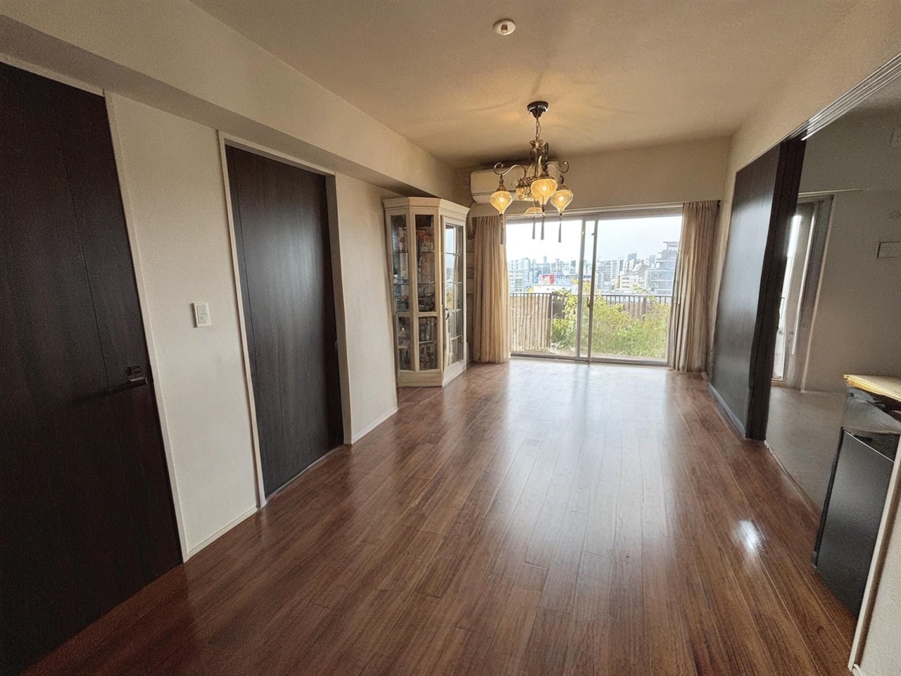 ※実際のリビングを撮影したものに、ＣＧ加工処理で家具などを消し込みしております。現状有姿でのお取引となりますので実際とは異なります。