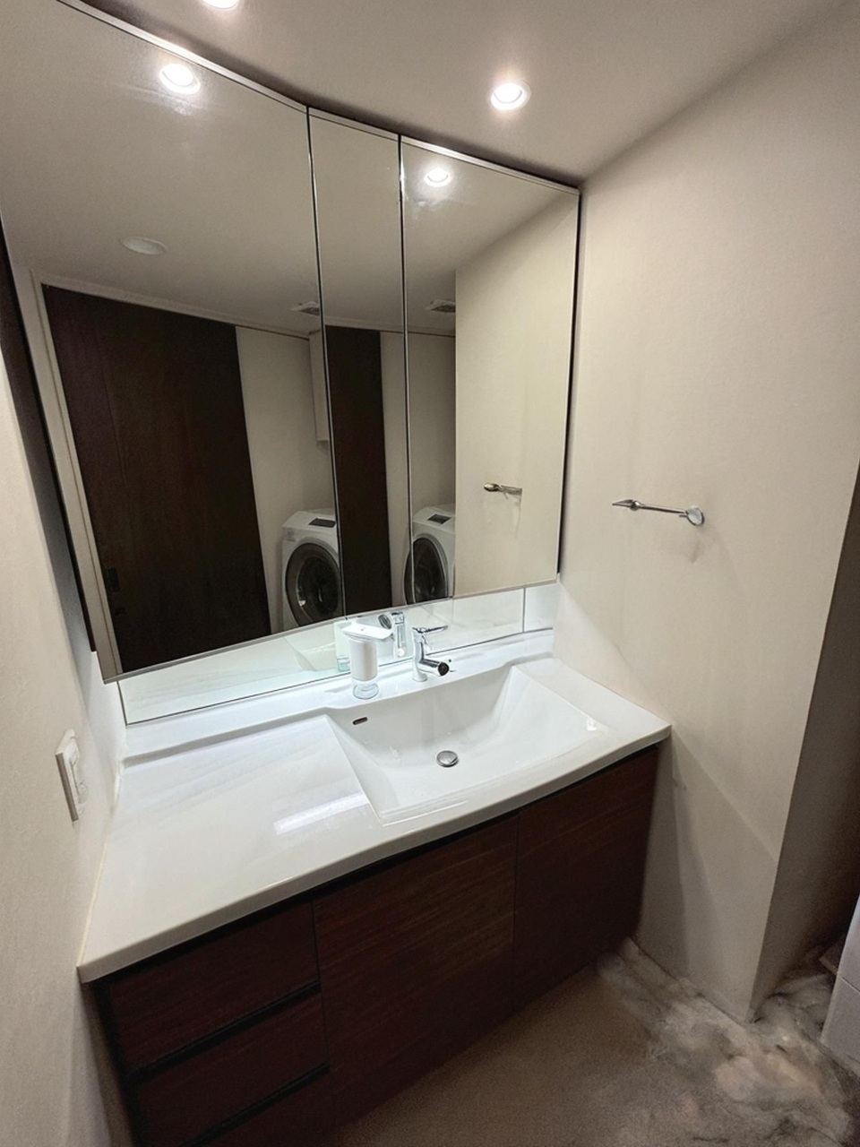 ※実際の洗面を撮影したものに、ＣＧ加工処理で家具などを消し込みしております。現状有姿でのお取引となりますので実際とは異なります。