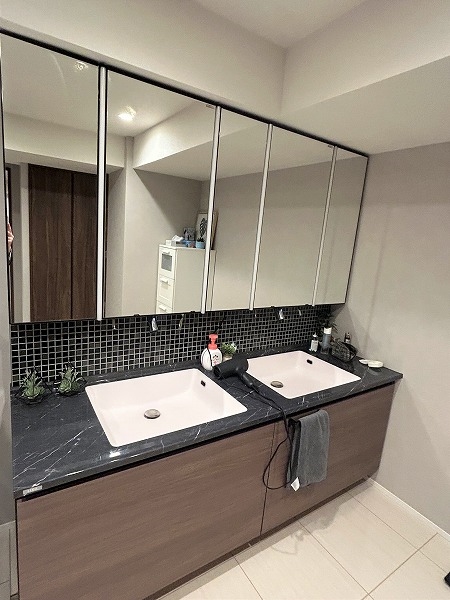 鏡の裏は収納になっているので、小物などの収納に便利です