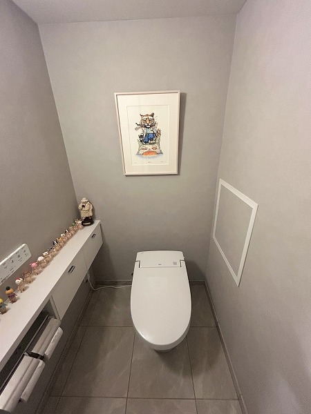 ウォシュレット付き、手洗い付きで広々としたトイレです