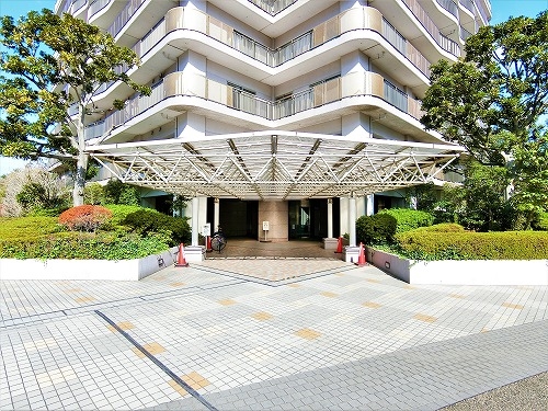 お掃除が行き届いていて、明るく清潔感があるエントランス