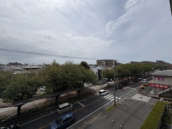 前面の木々が春には桜が咲きます