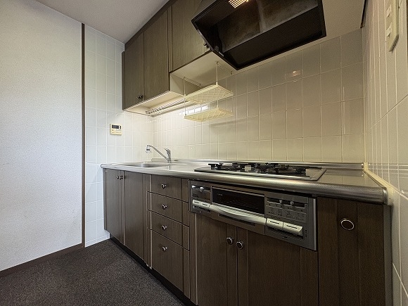 モダンなカラーリングのキッチン