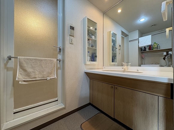 大きな鏡のついた独立洗面台