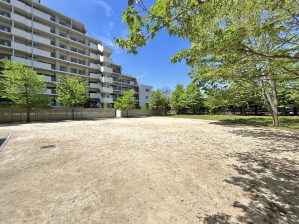 マンション敷地内の広々遊べる広場