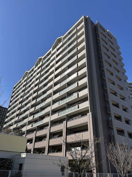 2000年2月築。エレベーター停止階になります。