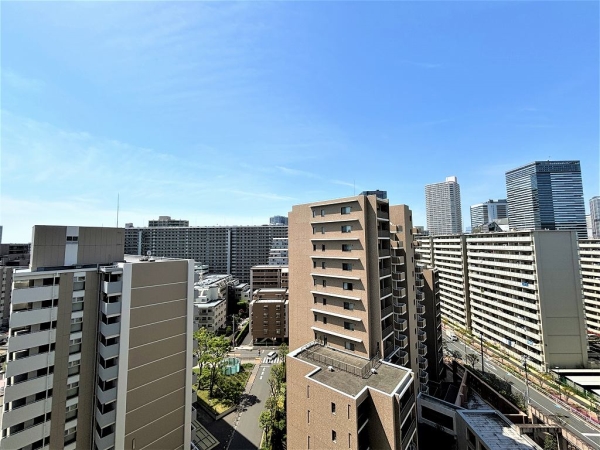 南西向きバルコニーからの眺望は陽当たり、通風良好。