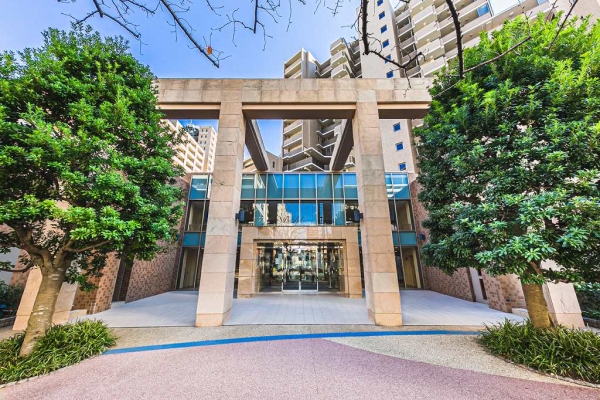 植栽との美しい調和を見せるメインエントランスゲート