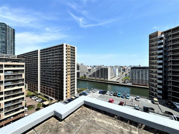 ルーフバルコニーからは運河を望めます。