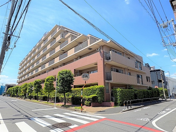 街並みに調和する、落ち着いた佇まいの外観