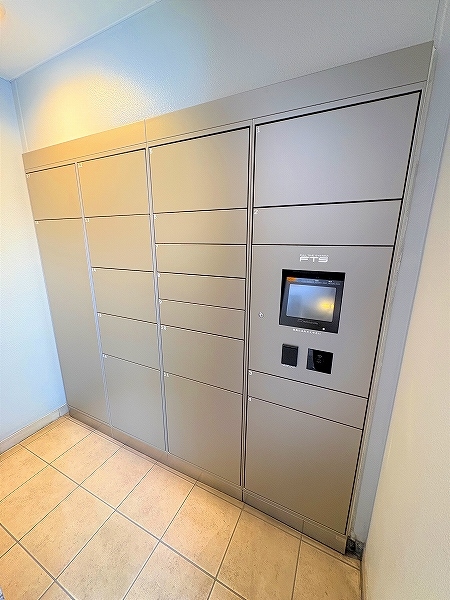 不在時にも荷物を受け取れる、宅配ボックスを完備