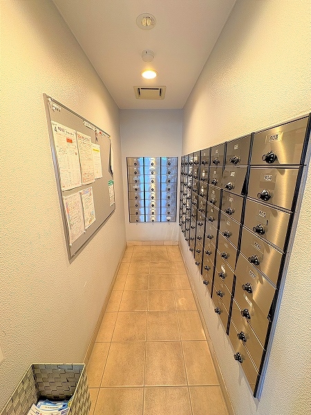 居住者が利用しやすい位置に配置された郵便ポスト