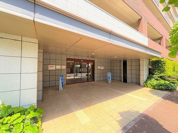 住まう方を迎える、落ち着いた雰囲気のエントランス