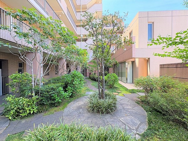 建物中央に設けられた緑を感じるセントラルガーデン