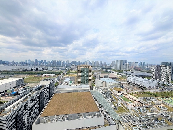 バルコニーからは東京タワー、東京スカイツリーを望む（天候による）