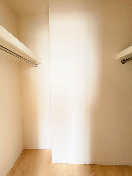 洋室にございますウォークインクローゼットは収納豊富