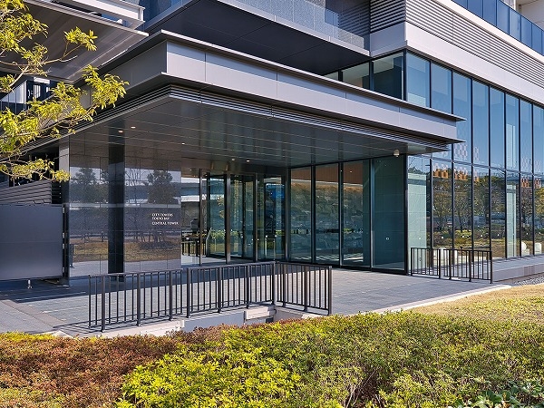 敷地内の植栽が彩るエントランス