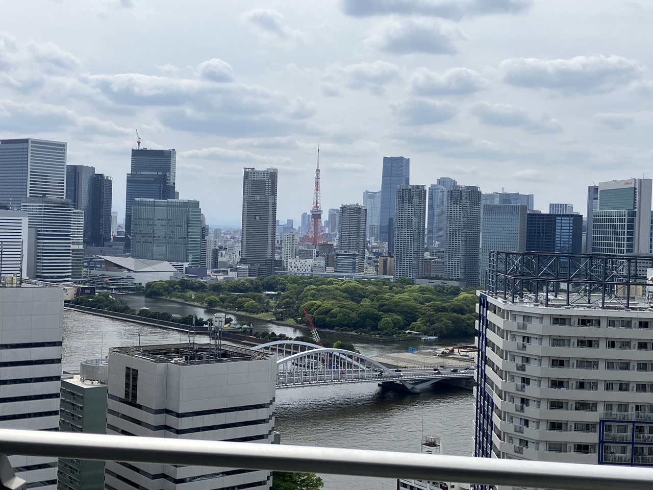 【住戸からの眺望】住戸からは東京タワー・築地市場跡地(再開発予定)・浜離宮恩賜庭園を望むことができます。※眺望は将来に渡って保証するものではありません。
