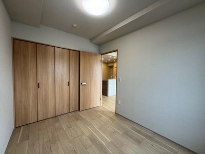 【洋室】約5.9帖の洋室。リビングと洋室、両方からバルコニーに出ることができます。