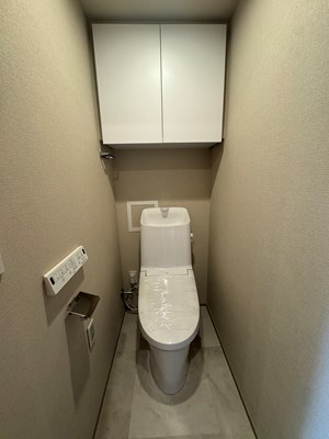 【トイレ】温水洗浄便座付きトイレ。吊戸棚がついている為、収納にも困りません。