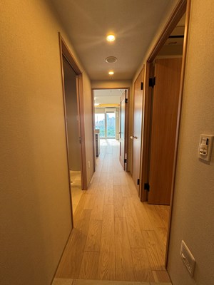 【廊下】お掃除のしやすい全居室フローリングです。