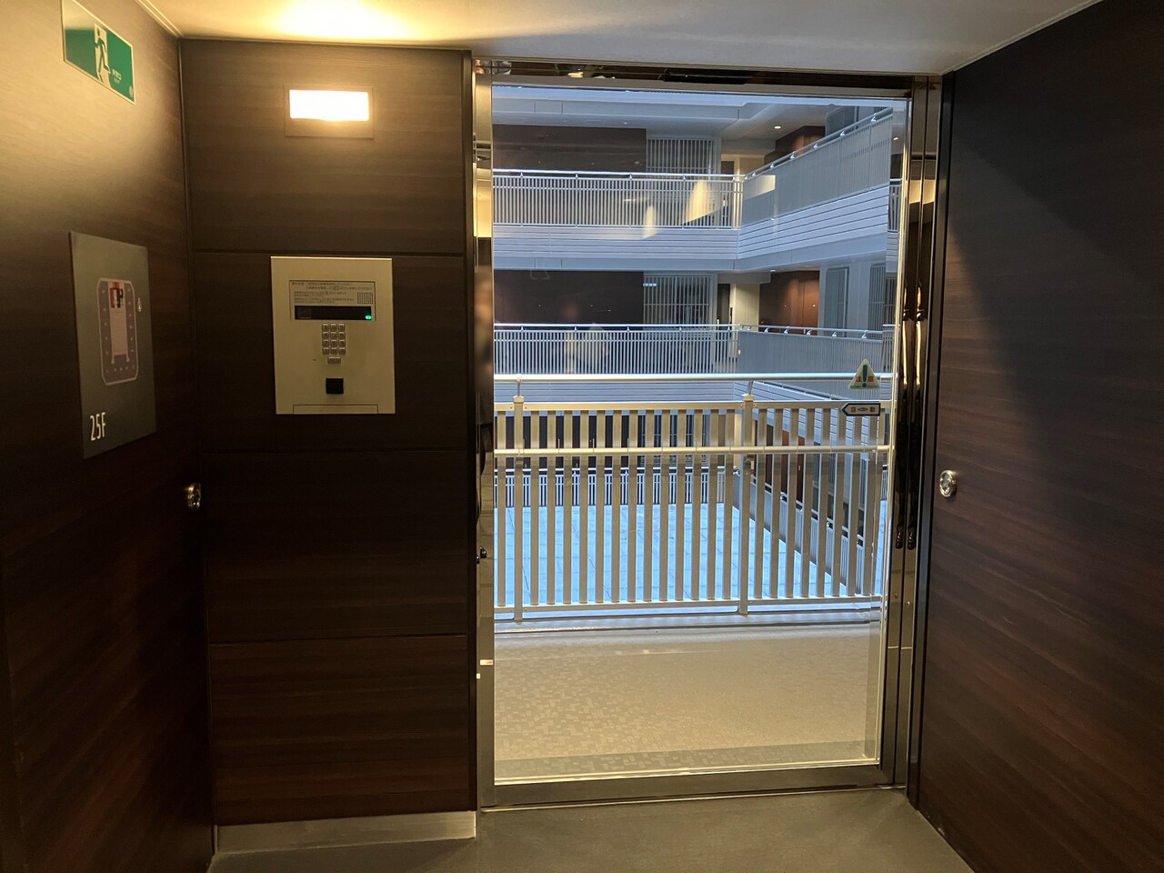 【共用部】3重のオートロック、24時間有人管理(夜間は警備員)のマンションです。住民の方が安心して過ごせるよう、セキュリティ面に配慮した仕様です。