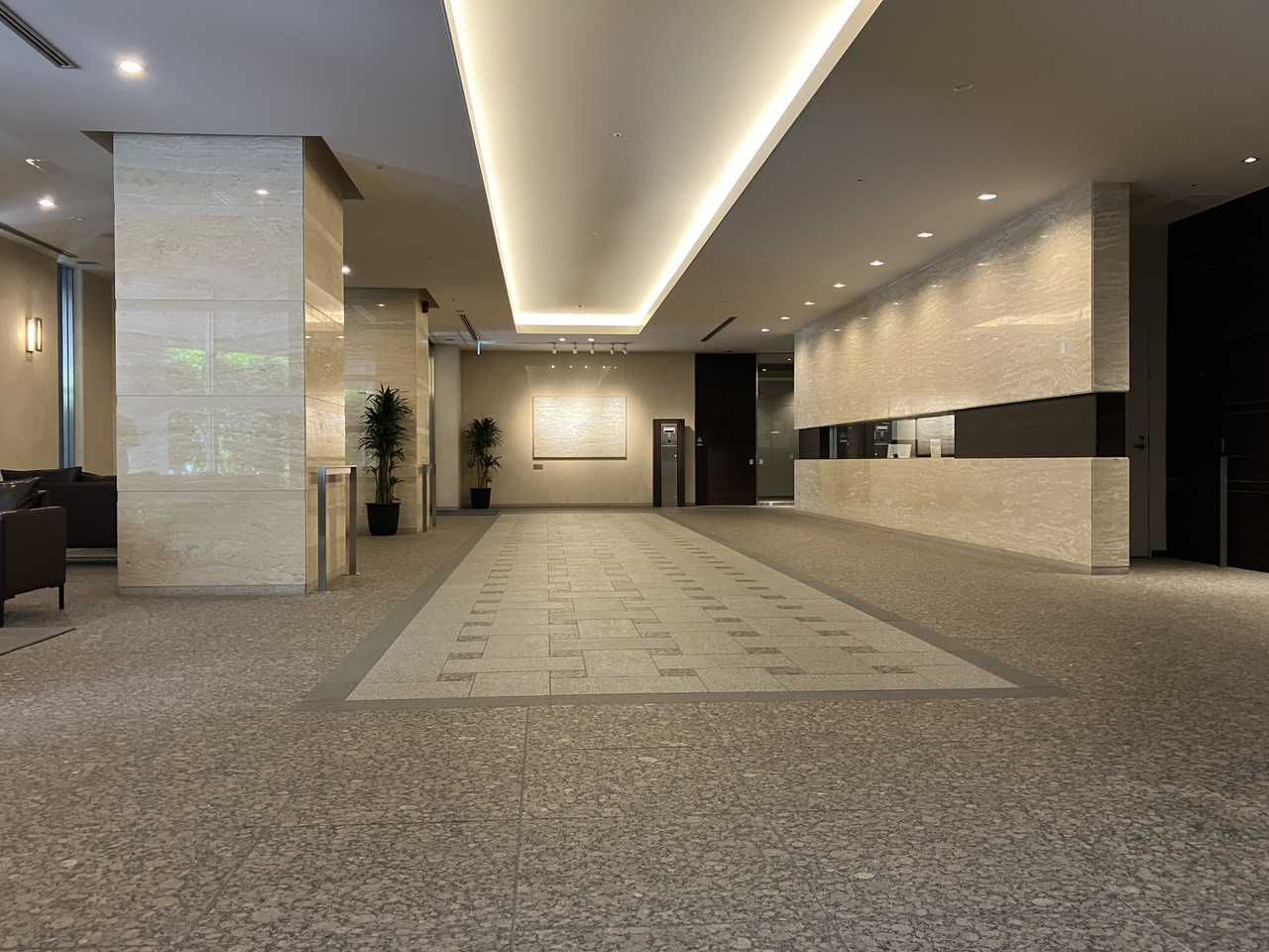 【ロビー】ペット飼育が可能なマンションです(細則あり)。建物前に公園が位置するので、お子様やペットを連れて、気軽にお散歩を楽しめます。