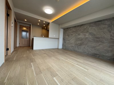 【リビング】リビングダイニング部分には、床暖房を搭載しています。空気を汚さず、足元からじんわりと室内全体をあたためることができます。