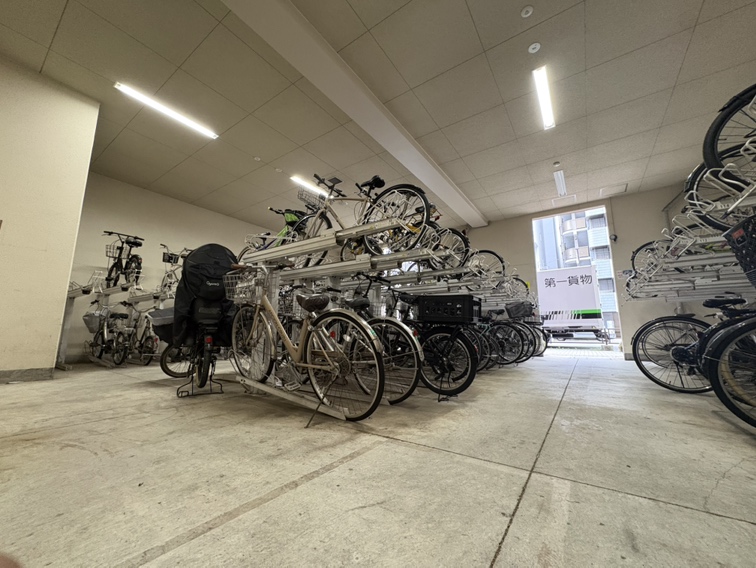 【駐輪場】自転車の転倒リスクを軽減できる、ラック付きの駐輪場です。屋根付きのため雨や直射日光から自転車を守ることができます。