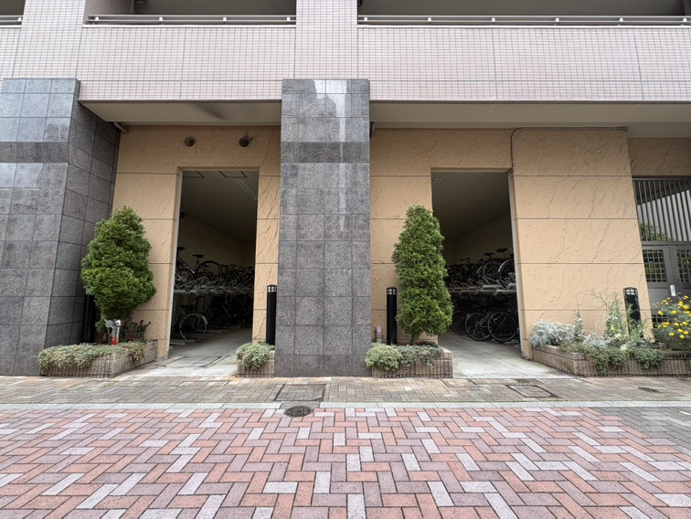 【現地外観写真】2019年に大規模修繕工事実施済み。エレベーターは2基あるため、混雑時でもスムーズに利用できます。