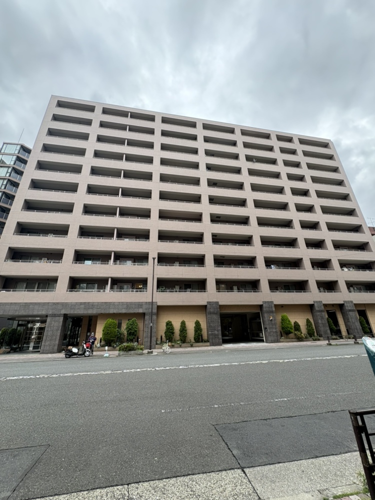 【現地外観写真】複数路線利用可能で便利な立地。徒歩3分圏内にスーパーやコンビニがあり、暮らしやすい住環境が整っています。
