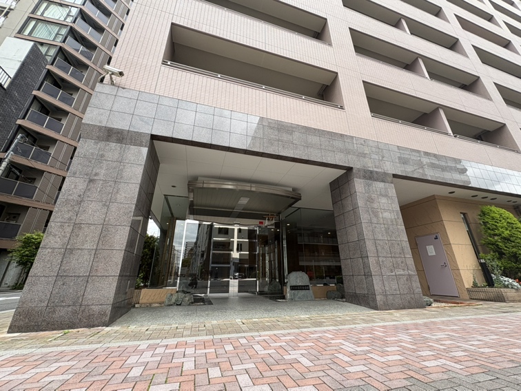 【エントランス】地上11階建て・総戸数121戸のマンション。ホテルライクな内廊下設計が採用されています。大切なペットと一緒に暮らせます(細則あり)。