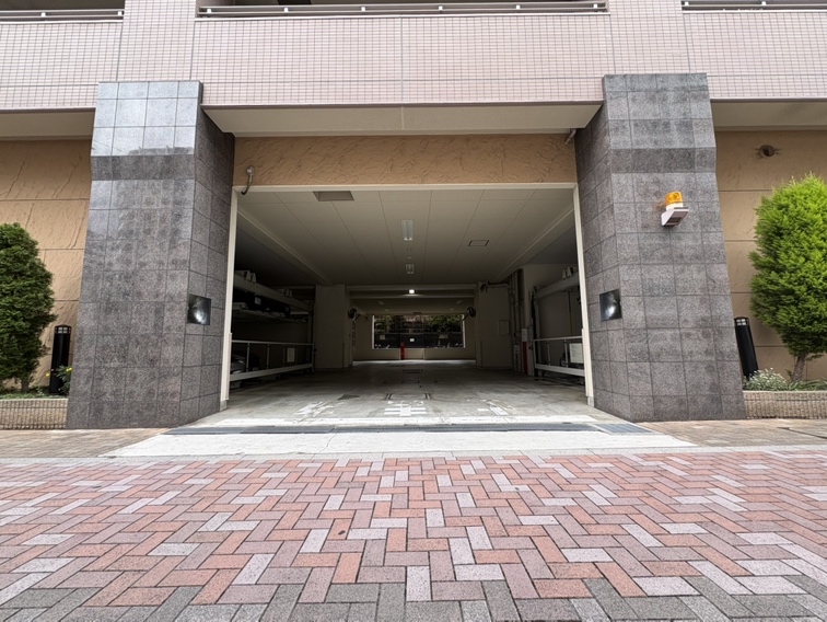 【駐車場】敷地内に防犯性の高い機械式の駐車場が設けられています。最新の空き状況など、詳細はお気軽にお問い合わせください。