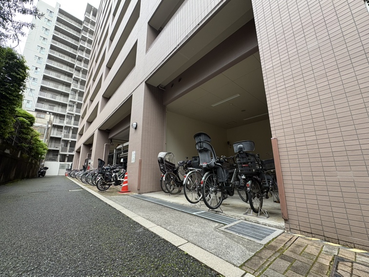 【駐輪場】使用料無償でご利用いただけます。平面式のため移動や出し入れがスムーズに行えそうです。